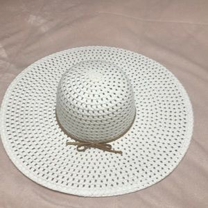 White beach hat